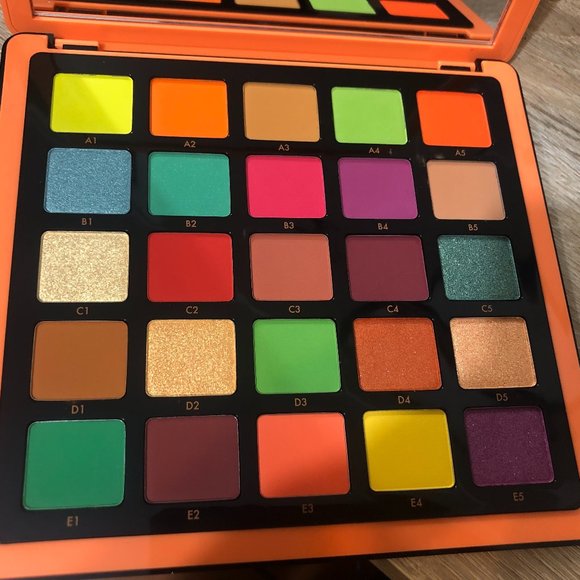 ABH Norvina palette v 3 - Picture 1 of 6